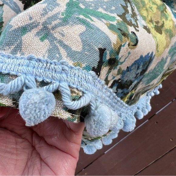 Handcrafted floral vintage circular tablecloth with 2 pillows - Picture 5 of 12